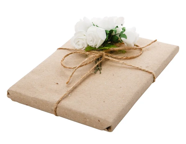 Cadeau Voor Speciale Gelegenheid Verpakt Kraftpapier Met Jute Lint Bloemdecoratie — Stockfoto