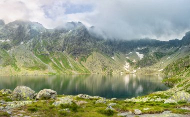 High Tatras 'taki Hincovo pleso havuzuyla dağlardaki vadi manzarası. Slovakya. Doğanın manzarası.