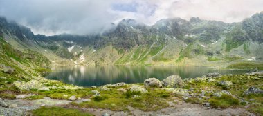 High Tatras 'taki Hincovo pleso havuzuyla dağlardaki vadi manzarası. Slovakya. Doğanın manzarası.
