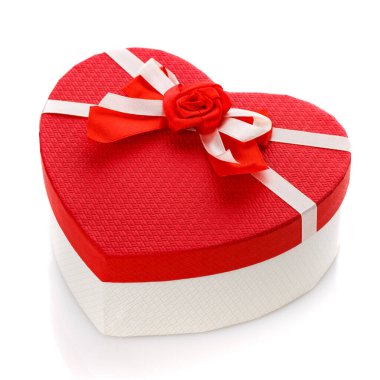 Ortasında çiçek olan bir kalp şeklinde kırmızı ve beyaz hediye kutusu. Beyaz arka planda izole edilmiş. Tatil için sürpriz..