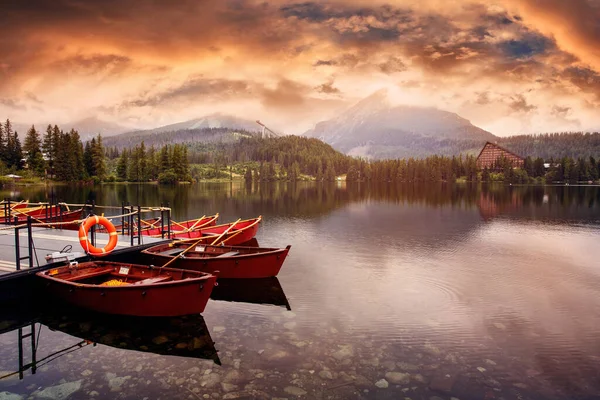 Boot Auf Dem See Strbske Pleso Hintergrund Der Hohen Gipfel — Stockfoto