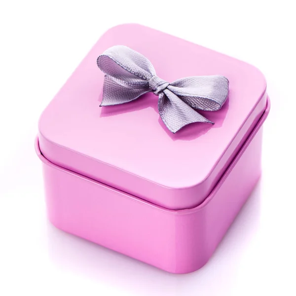 Caja Regalo Cuadrada Metal Rosa Con Lazo Gris Aislado Sobre — Foto de Stock