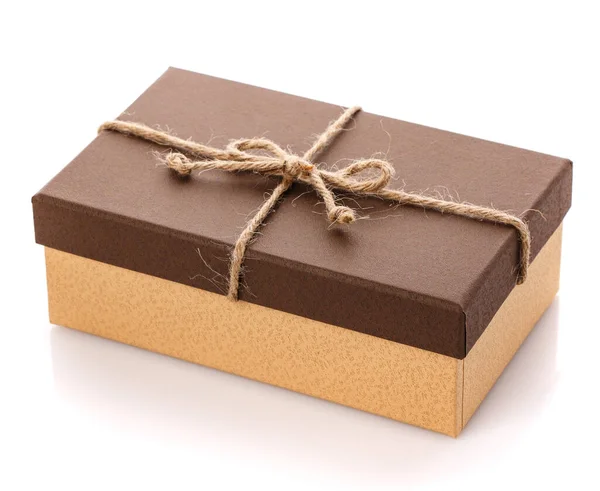 褐色礼品盒 白色背景上有亚麻布缎带 送给她丈夫的礼物任何节日的礼物 侧视图 — 图库照片