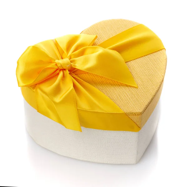 Желтая Белая Подарочная Коробка Виде Сердца Большим Желтым Бантом Изолированный — стоковое фото