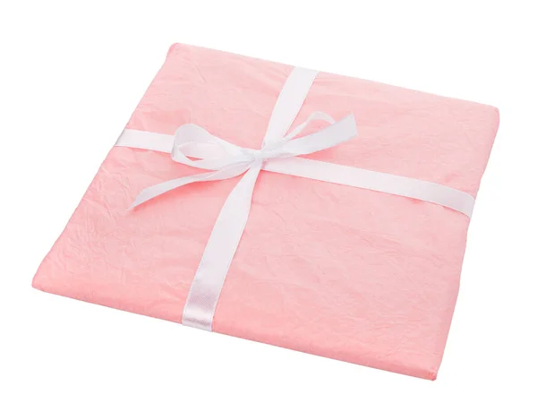 白い背景に白いリボンの弓でピンクの紙に包まれたギフト クリッピングパス — ストック写真