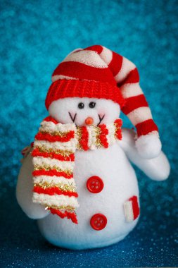 Atkı ve şapka takmış gülümseyen kardan adam oyuncağı..