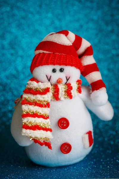 Atkı ve şapka takmış gülümseyen kardan adam oyuncağı..