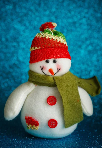 Boneco de neve brinquedo no fundo azul. Decoração de Ano Novo — Fotografia de Stock