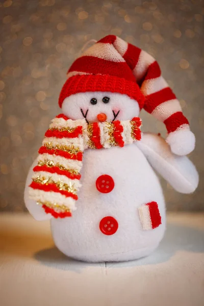 Mosolygó hóember játék öltözött sál és sapka. — Stock Fotó