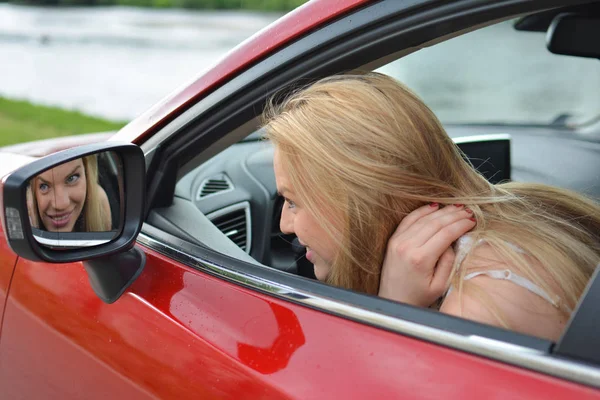 Belle Jeune Fille Blonde Voiture Rouge Utilisant Rétroviseur Pour Vérifier — Photo