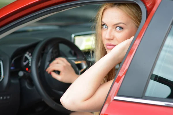 Belle Jeune Fille Aux Yeux Bleus Voiture Rouge Avec Moteur — Photo