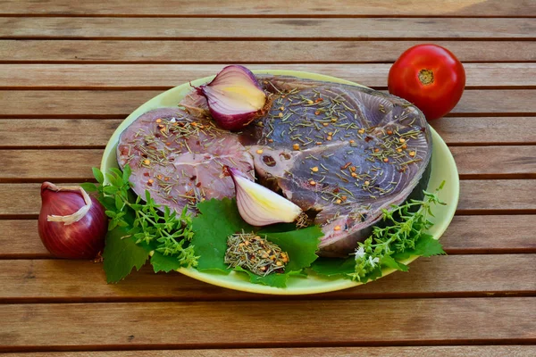 生マグロやメカジキのステーキ プレート オリーブ オイル 乾燥スパイス ミックス魚 サイドビューで発育 — ストック写真