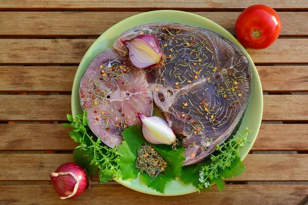 Roher Thunfisch Und Schwertfischsteaks Einem Teller Mit Olivenöl Salz Und — Stockfoto