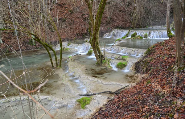 Bigar クリーク カルナ セルビアの青緑色の水をオフにカスケード滝 石灰岩堆積によって形成されるの形でいくつかの小さな Bigar — ストック写真