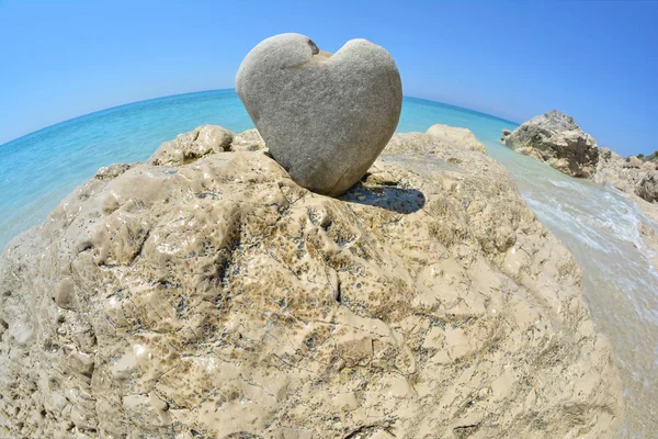 Heart Shaped Stone Big White Rock Turquoise Water Blue Sky — Stock Photo, Image