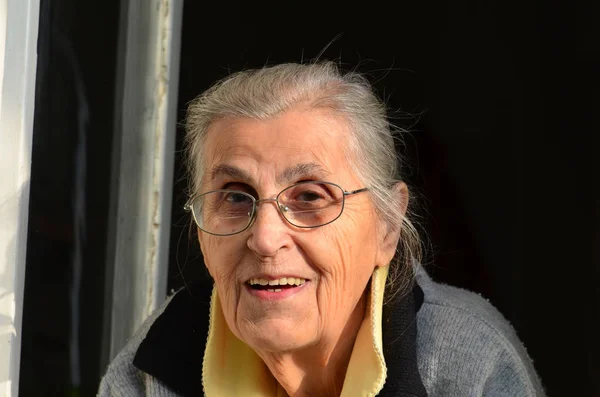 Portret van vrolijke, gezonde oude dame — Stockfoto