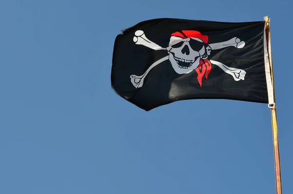 Bandera pirata contra el cielo azul, espacio para copiar — Foto de Stock