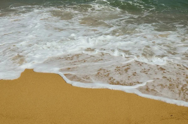 Райский пляж, золотой песок, волны и морская пена — стоковое фото