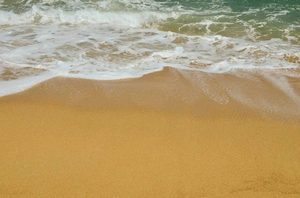 Райский пляж, золотой песок и изумрудная вода — стоковое фото