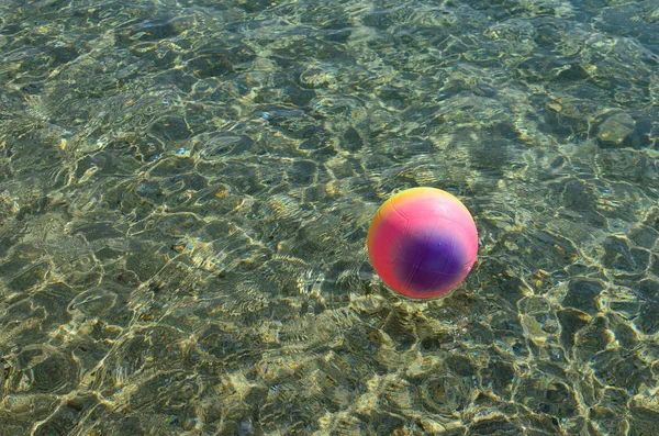 Pallone da spiaggia sulla superficie dell'acqua — Foto Stock