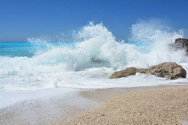 ฤดูร้อนบนชายหาด วันที่มีลมแรง คลื่นลูกใหญ่ — ภาพถ่ายสต็อก