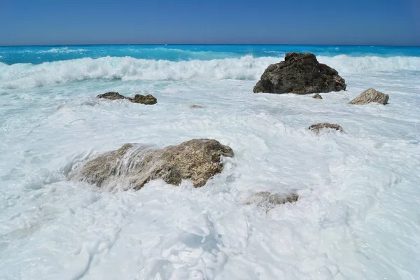 Taşların Üzerinde Büyük Bir Deniz Köpüğü Uzak Berrak Mavi Turkuaz — Stok fotoğraf