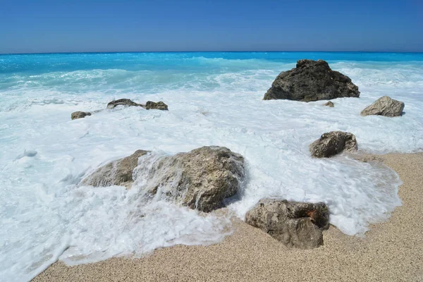希腊莱夫卡达岛Kathisma海滩 一小块石子 上面布满了泡沫和碧绿的海水 暴风雨后阳光灿烂 阳光灿烂 — 图库照片