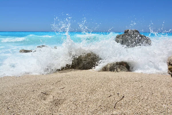 希腊莱夫卡达 凯瑟琳玛海滩 大海前的最后一场海浪游戏 白色飞溅在岩石和卵石上 风暴过后平静下来 — 图库照片