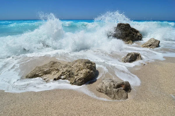 Onde Bianche Blu Che Rotolano Sassi Ciottoli Spruzzando Schiuma Mare — Foto Stock