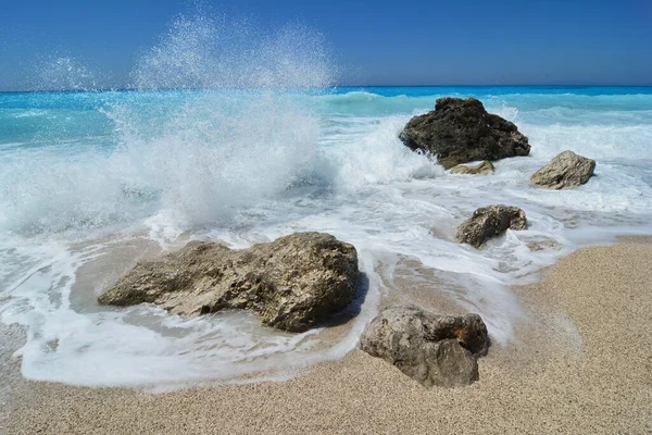 Juego Olas Salpicando Espuma Blanca Sobre Piedras Guijarros Playa Kathisma — Foto de Stock