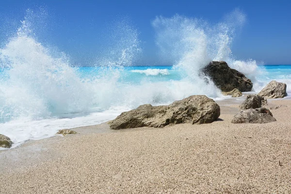 希腊莱夫卡达岛Kathisma海滩 在昨天的风暴过后的阳光灿烂的夏日 今天没有游泳 白色的浪花喷涌 充满危险 — 图库照片