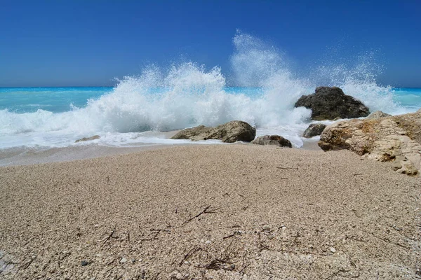 暴风雨后晴朗的天空和海滩 巨浪在岩石 绿松石水 著名的凯瑟琳海滩 希腊莱夫卡达岛上空飞溅 — 图库照片