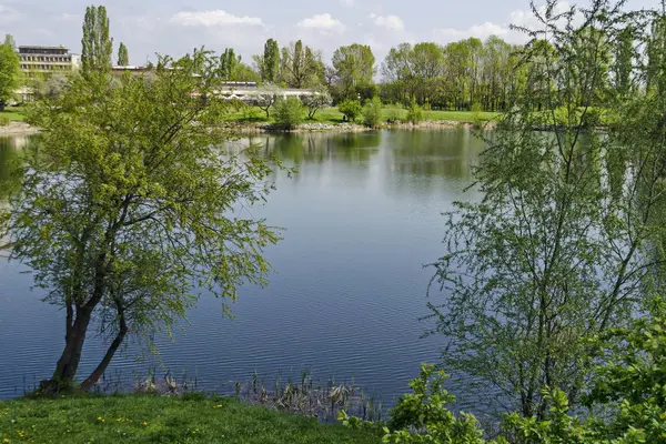 Principios Primavera Verde Lago Belleza Distrito Drujba Sofía Bulgaria — Foto de Stock