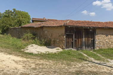 Paunovo Köyü, Bulgaristan-15 Ağustos 2010: eski ev, ağaç ve çit, Sredna Gora Dağı, Ihtiman, Bulgaristan, Avrupa ile Paunovo köyünde caddenin bir parçası. Ziyaret yeri. 