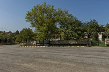 Paunovo köyünün merkezinde dış tezgah ile eski otantik otobüs terminali, Sredna Gora Dağı, Ihtiman, Bulgaristan  