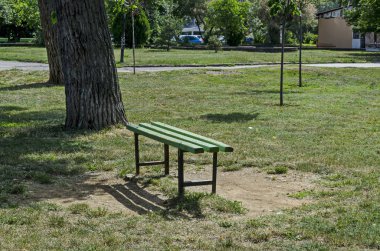 agnetic manzara yeşil karışımı yaprak döken ağaç güzel yolu ve ahşap Bank bölgesinde Drujba, Sofia, Bulgaristan 