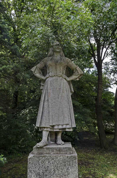 Landschaft Der Sommerlichen Natur Mit Laubwald Und Alte Verlassene Statue — Stockfoto