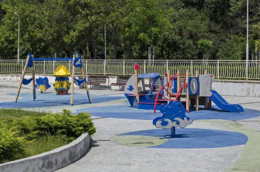 Kamu bahçe doğal orman ve yeni açık hava anaokulu, popüler North park, Vrabnitsa district, Sofya, Bulgaristan ile doğru yaz görünümü  