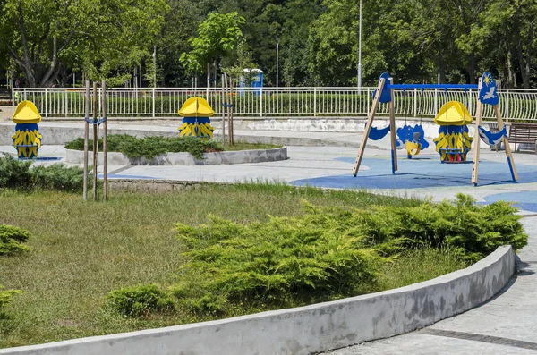 夏観自然林と新しい露天幼稚園 人気のある北公園 Vrabnitsa ソフィア ブルガリアにある公共の庭 — ストック写真