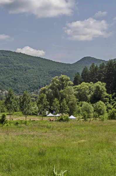 Bivouac Public Été Avec Tente Table Chaise Bannière Place Dans — Photo