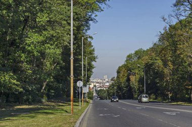 Sofia, Bulgaristan - 22 Eylül 2018: Cityscape Bulgar başkenti Sofya street ormanı merkezi yerleşim bölgesinde yer alan, Bulgaristan, Avrupa ziyaret yerde doğru. 