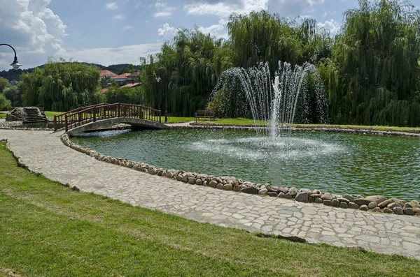 Vista Del Jardín Público Con Estanque Artificial Belleza Fuente Puente — Foto de Stock