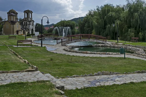 Celkový Pohled Veřejné Zahrady Rezidenční Čtvrti Novým Pravoslavná Církev Dva — Stock fotografie