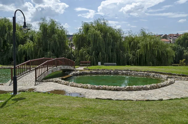 Uitzicht Openbare Tuin Met Kunstmatige Vijver Van Schoonheid Brug Gemeente — Stockfoto