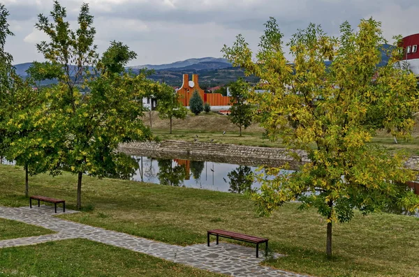 Widok Dzielnicy Mieszkalnej Domów Rzeki Bregalnica Mieście Delchevo Wśród Maleshevo — Zdjęcie stockowe