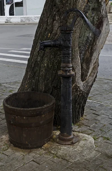 View Ancient Fountain Old Tree Trough Barrel Summer Time Town — Stock Photo, Image