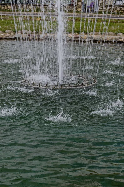 在马其顿的 Maleshevo Osogovo 山脉之间的 Delchevo 与美丽的水滴近在咫尺的人工池塘和喷泉碎片 — 图库照片
