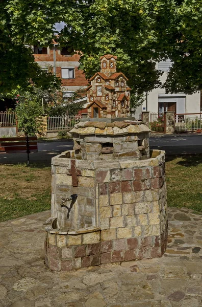 Fontana Con Miniatura Della Chiesa Ortodossa Sul Retro Nel Giardino — Foto Stock