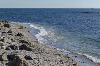 Deniz manzarası dalga hareketleri Karadeniz kumlu sahilleri ve rock yakınındaki antik kentin Nessebar veya Mesembria, Bulgaristan, Avrupa