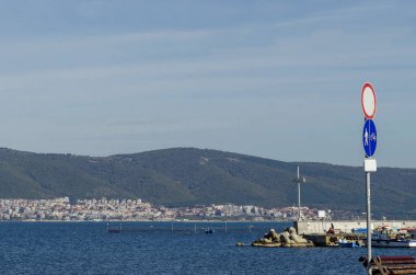 Nessebar, Bulgaristan - 29 Ekim 2018: Sonunda balıkçı teknesi Karadeniz ve antik kentin Nessebar, Bulgaristan, Europe yakınındaki Balkan dağ için ile iskele, deniz. Burada ziyaret. 